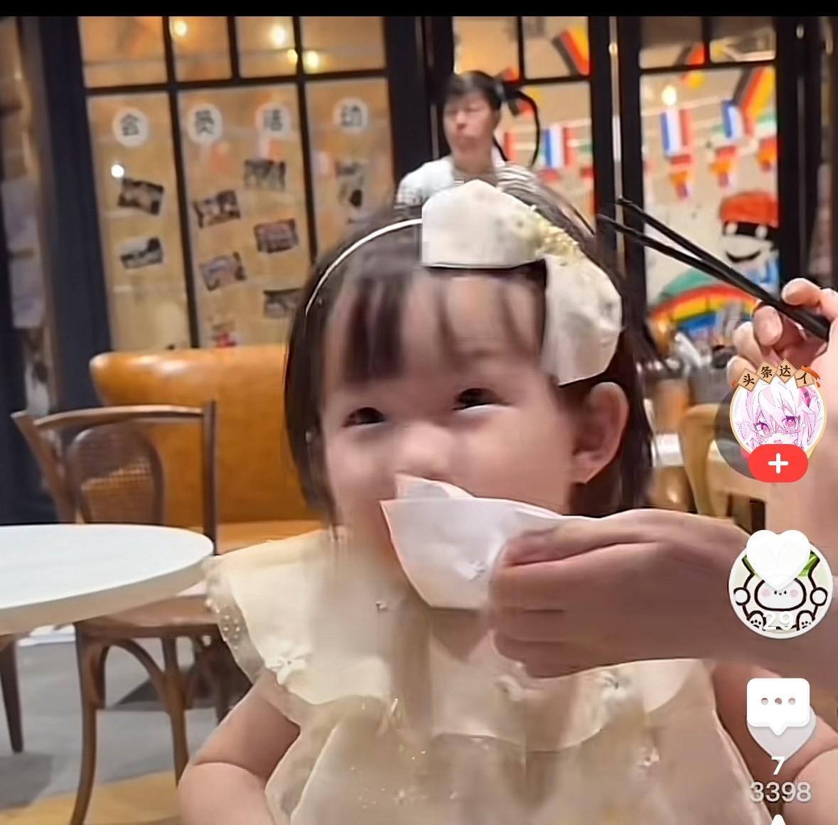 闪闪已经懂得配合拍视频了！黄一鸣跟保姆带着孩子去外面吃面，闪闪看到在给她拍视频