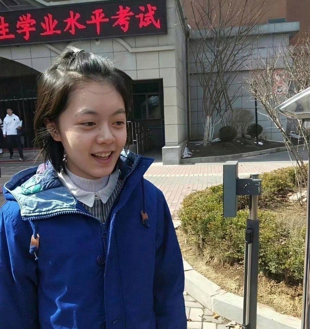 这是赵今麦高考完的样子，完全纯素颜，这不就是人们说的初恋脸嘛，真是老天爷追着喂饭