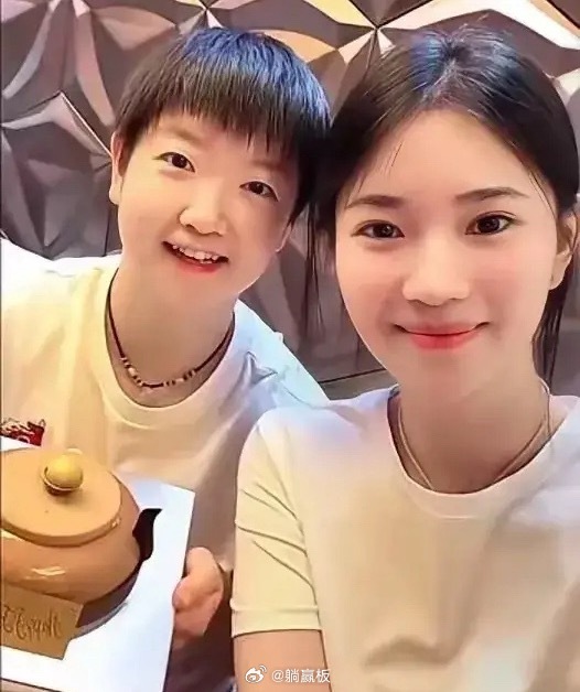 孙颖莎最好的3个闺蜜1、何卓佳（27岁，河北石家庄人）佳佳比莎莎大两岁，两人打小