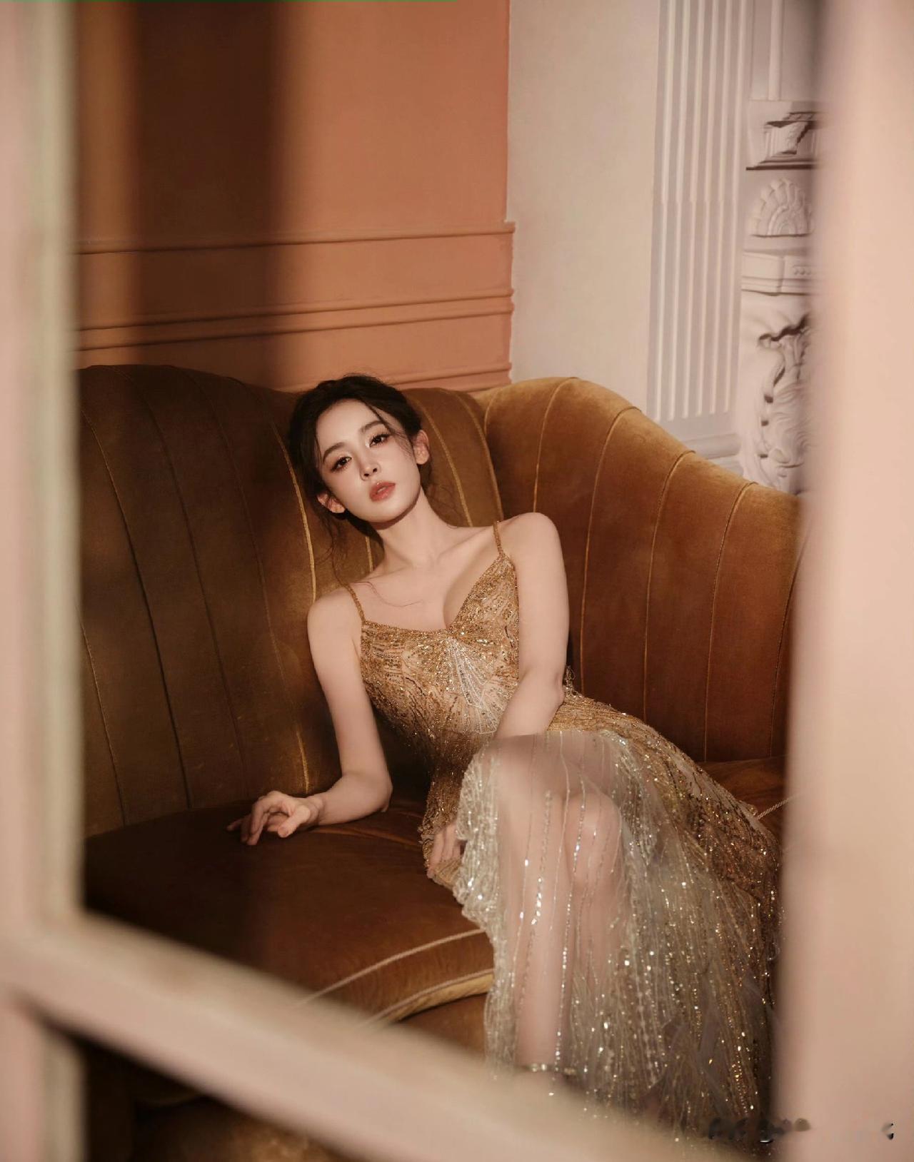 古力娜扎的性感，是骨相天赋+极致自律+独立气场三重叠加的高级冷艳性感，五官立体深