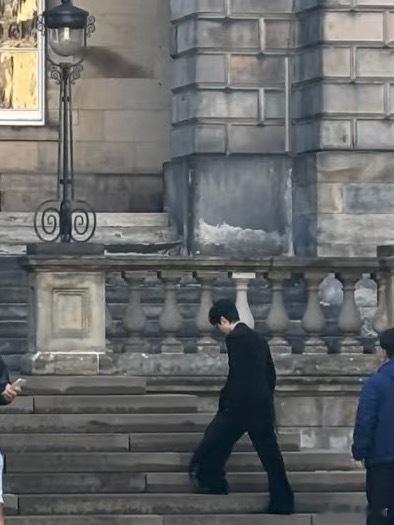 每一套都美得超乎我的想象啊……拾阶而上的圣女陈楚生美得要命了