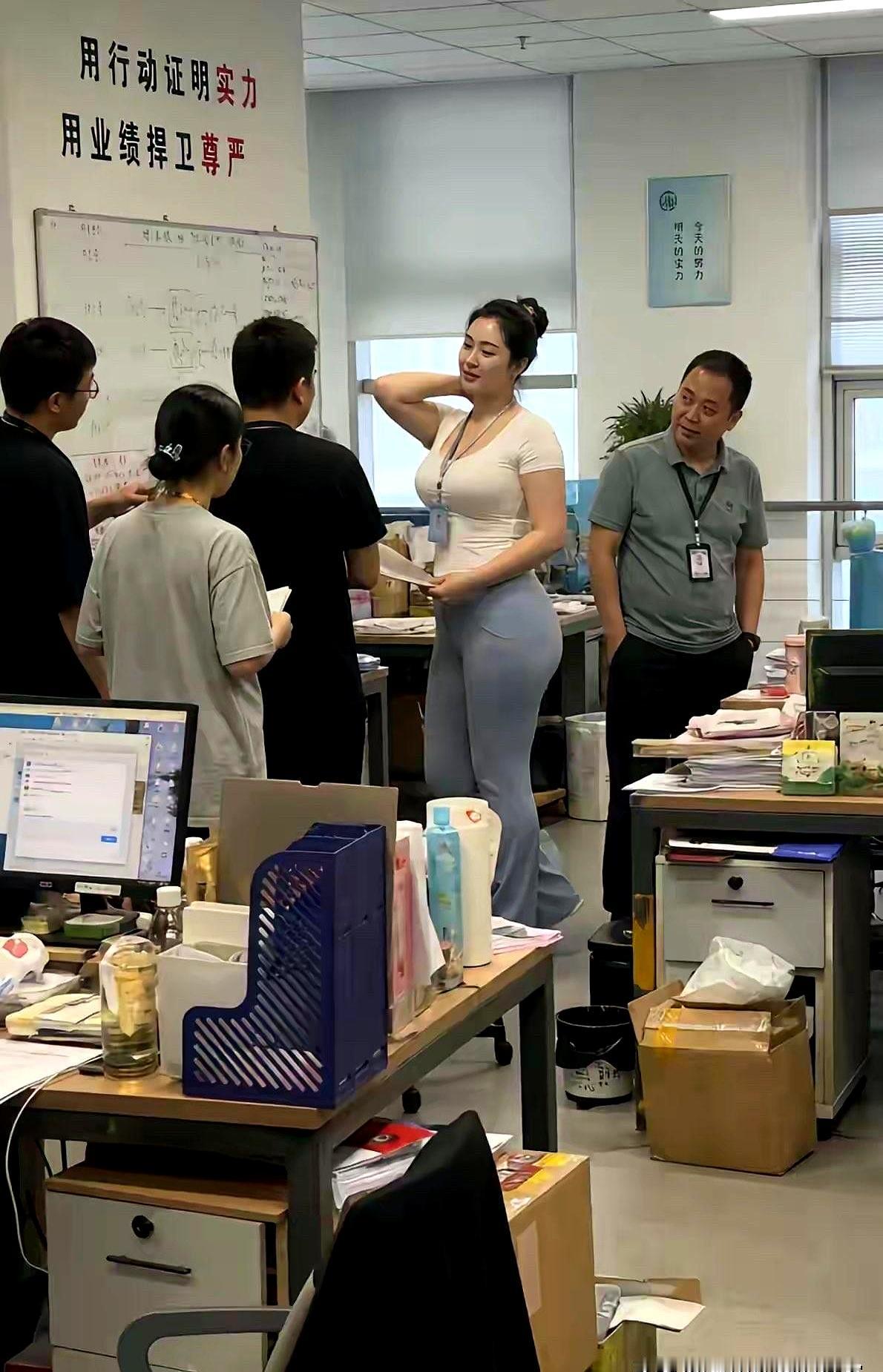 刚才刷到一个大姐，那体格子真给我看愣了，往那儿一站，比旁边的大老爷们还要壮实一圈