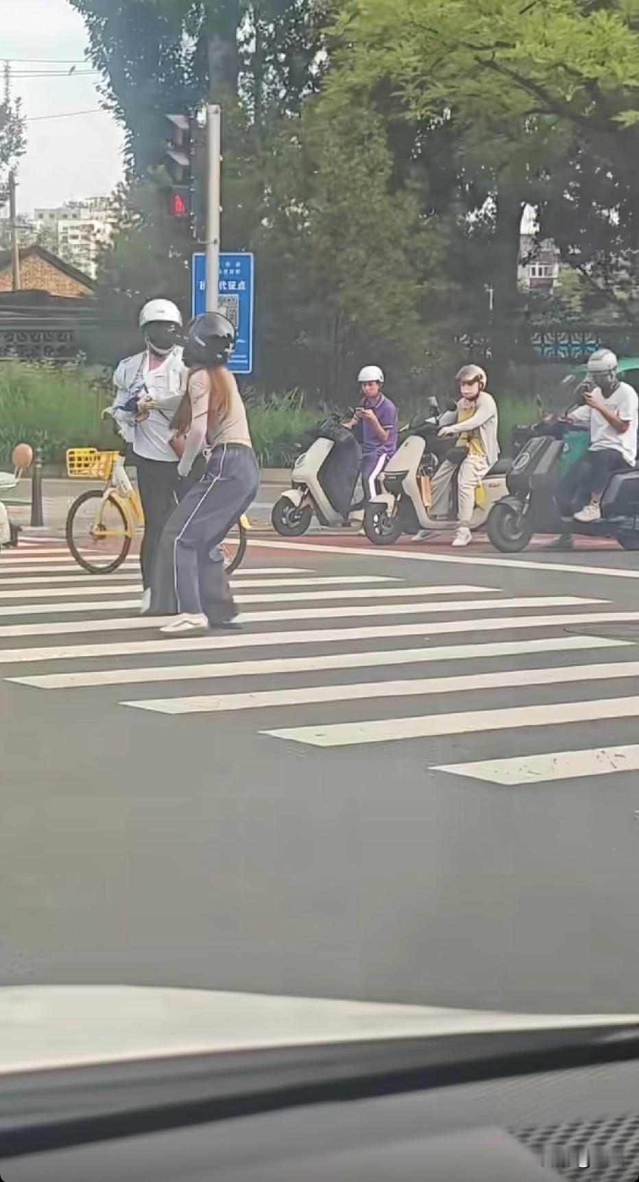 白头盔真动手稳稳的胜出