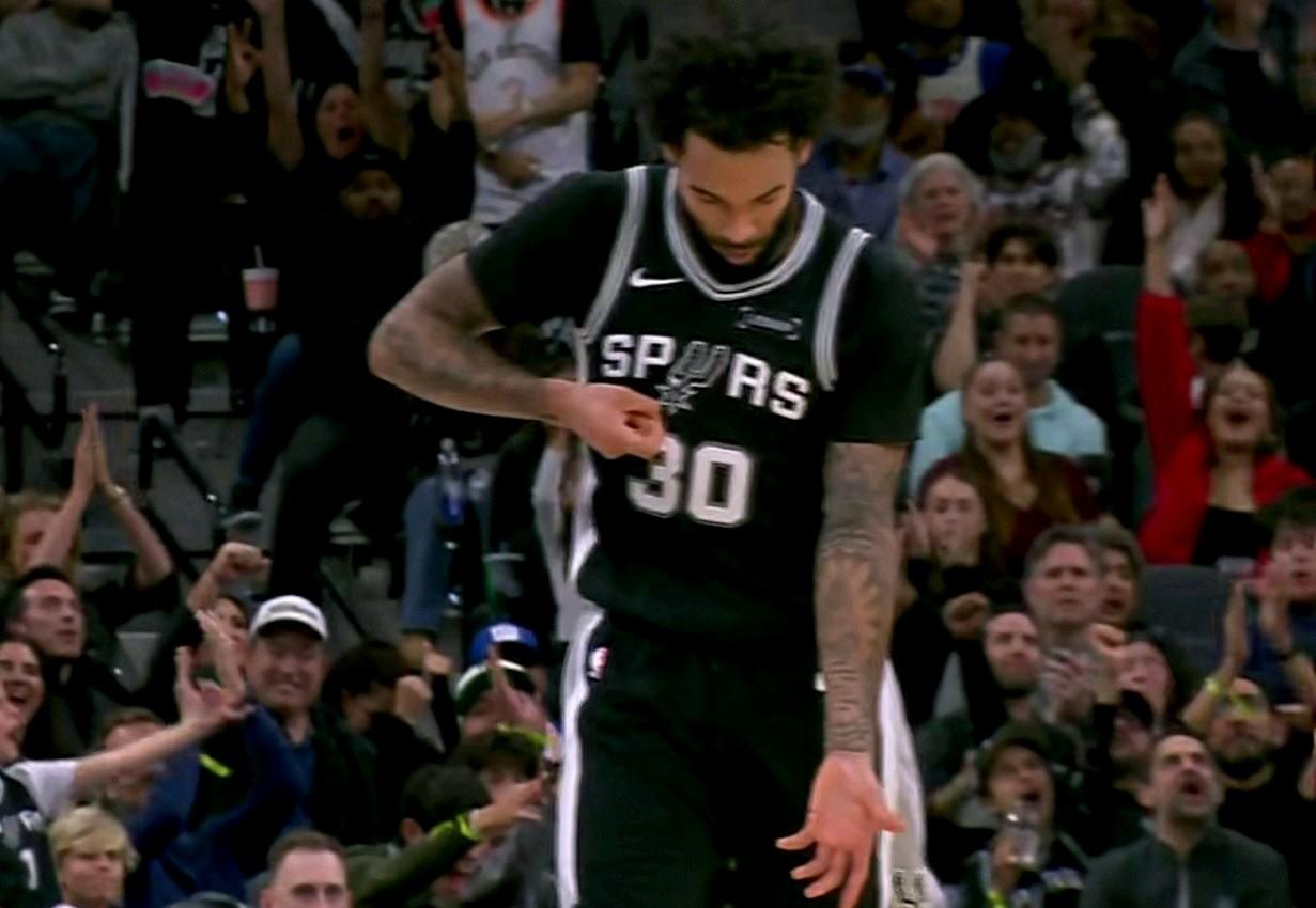 投疯了，彻底投疯了！小人物的逆袭！在马刺主场打尼克斯的比赛中发生极其疯狂一幕