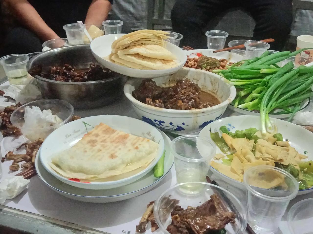 席间有：香椿炒鸡蛋！是不是最新鲜的？必须滴！小葱拌豆腐，爽口！铁锅炖大鹅，自