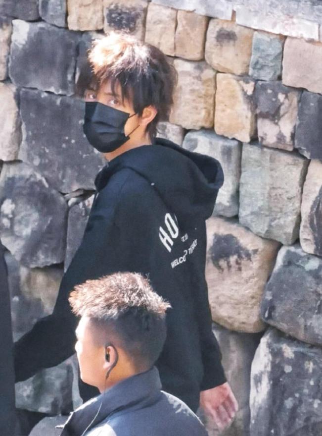 敖瑞鹏客串宋茜新剧《狂花》敖瑞鹏自己的《不二之臣》还没拍完，中途又跑去客串《狂