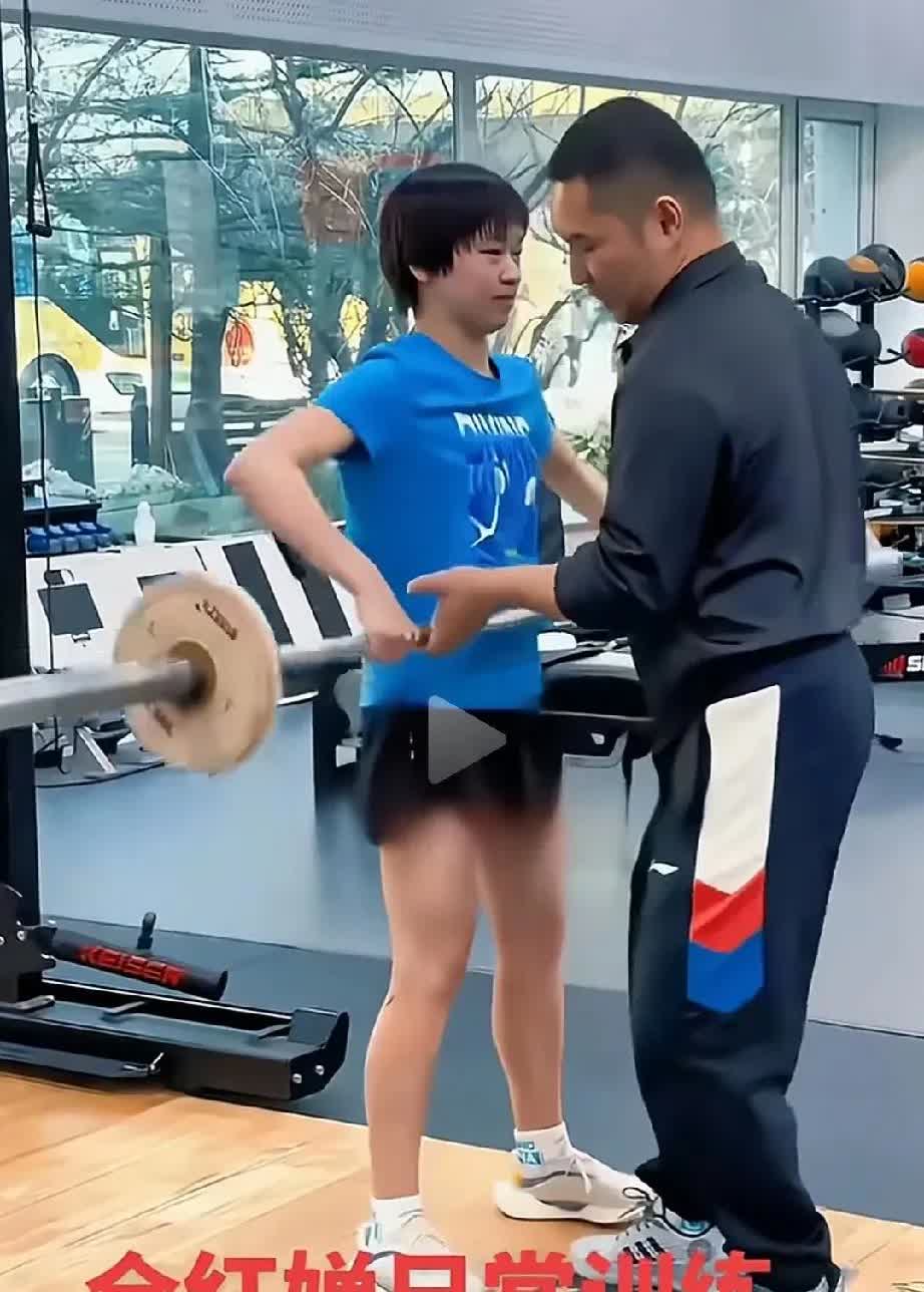 全红婵瘦到认不出！连教练路过都回头：这是谁？照片里，她胳膊线条像