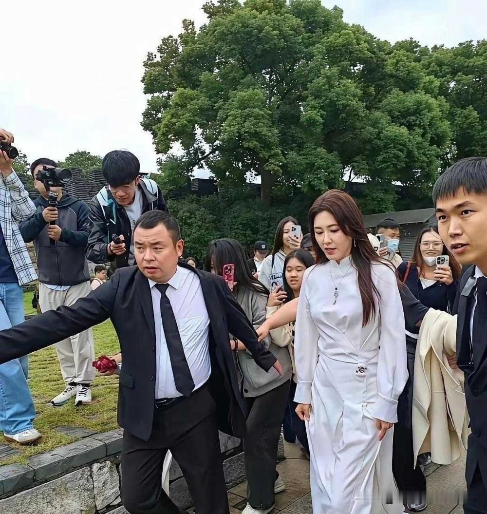 这是哪位女明星，那么多的粉丝追着她拍照，不见得她长得有多美，没有周涛漂亮，也没有