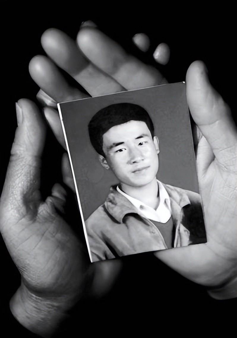 呼格吉勒图1996年报案，结果自己成了凶手，61天就被枪毙。当时指甲缝里有血，