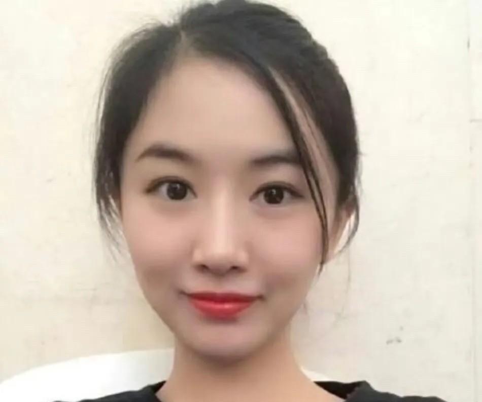 翟欣欣，连笑涡里都盛着毒药。她对男人心狠手辣。她真是没有一丁点情感的捞女吗？