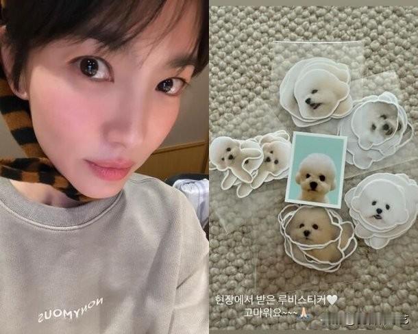 30日，演员宋慧乔在Instagram上传了照片，并配文“现场收到的Ruby贴纸