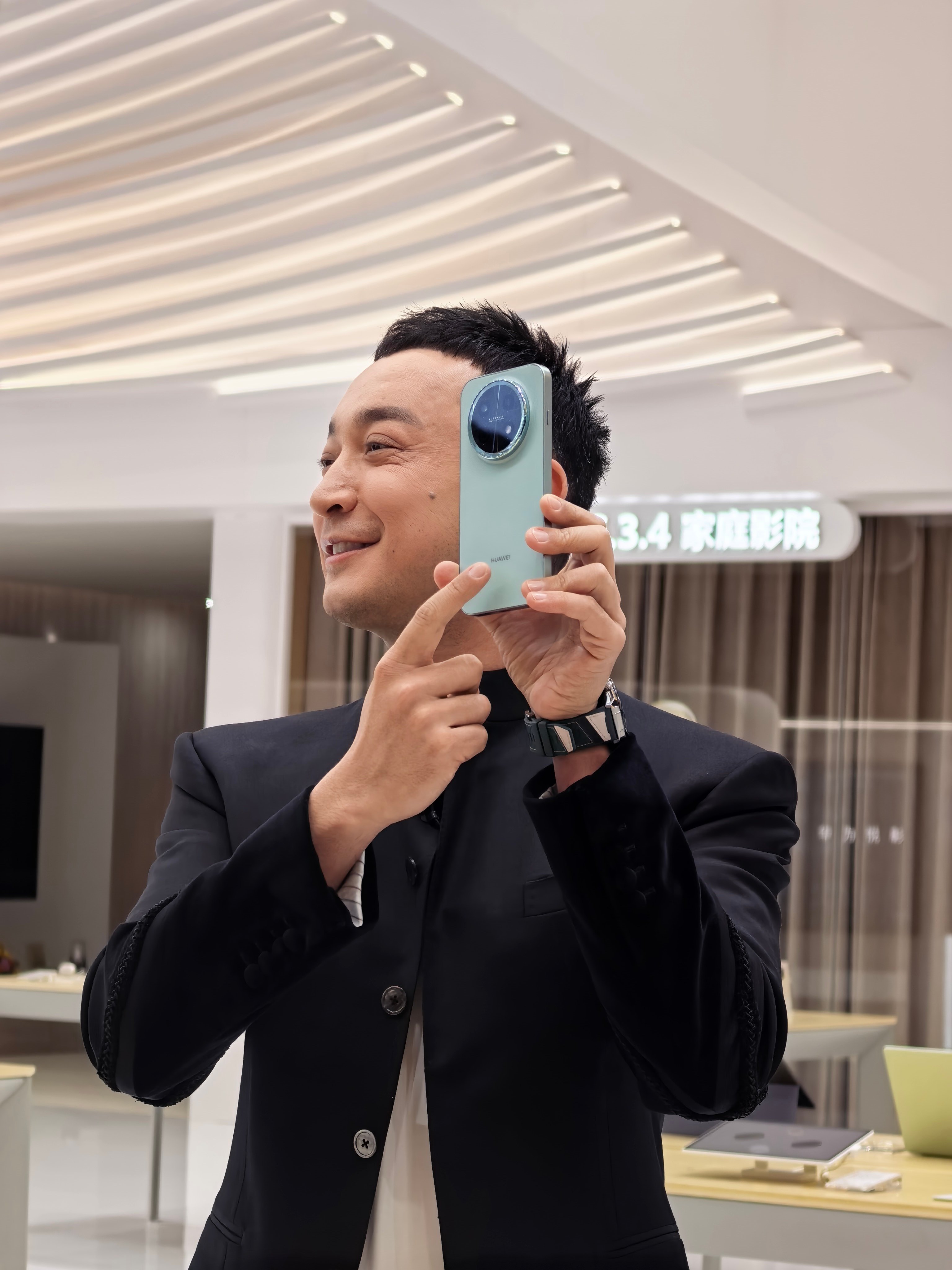 华为畅享90系列麒麟鸿蒙完全体AWE直播余总这波操作，直接把孙智戴看愣了！华为畅