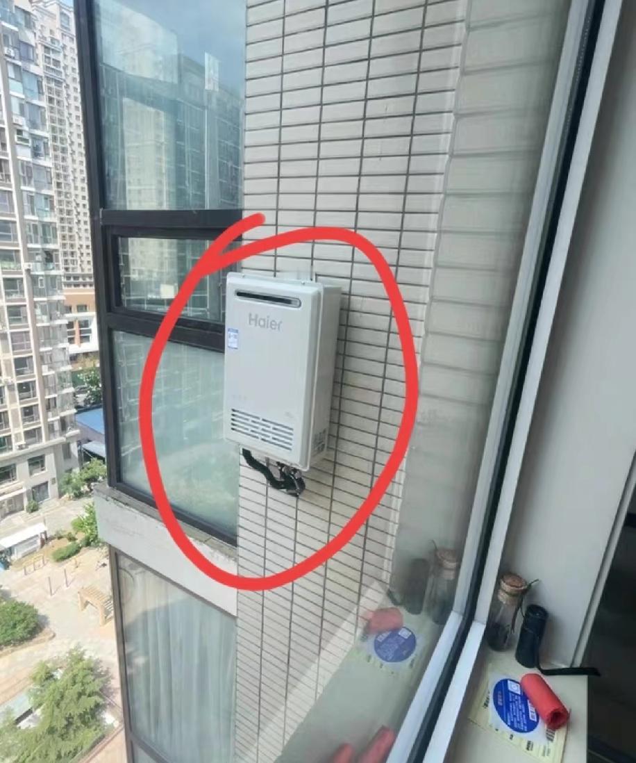 邻居太牛了！居然把燃气热水器装在室外，第一眼看到直接惊了，生怕会爆炸💥还忍不
