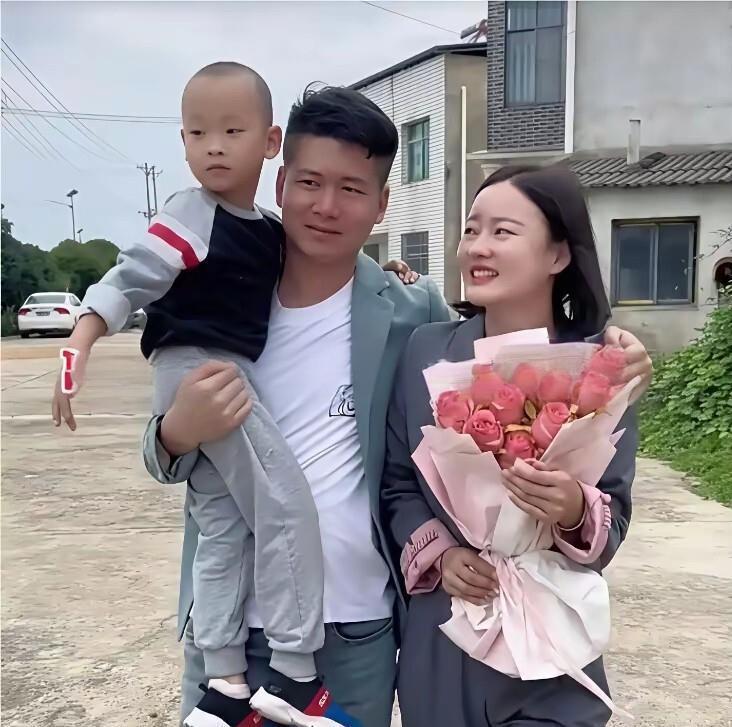 好马不吃回头草，可回头草也是宝啊！离婚三年，女子终于等来了前夫的这束红玫瑰。