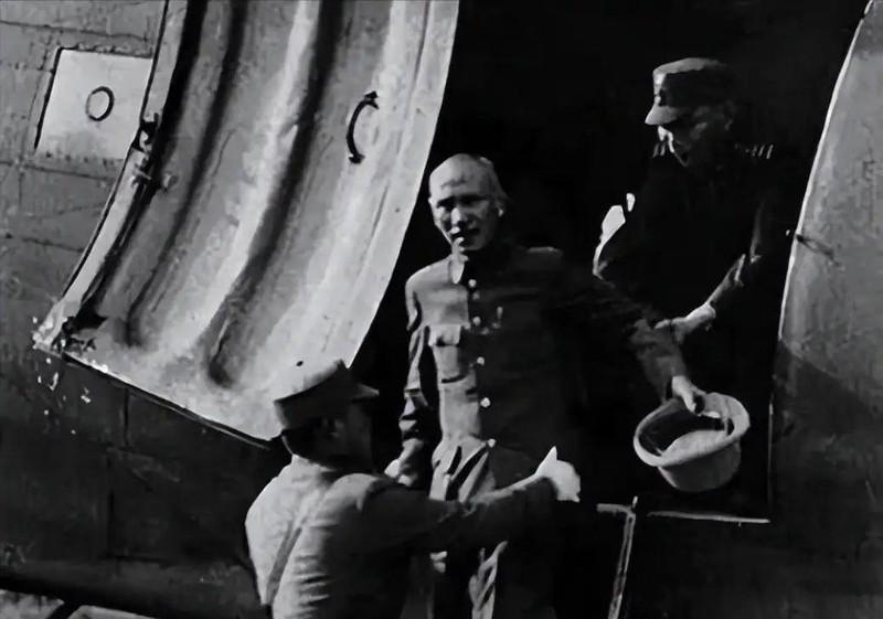 1944年长沙陷落后，蒋介石电召张德能赴渝开会，参谋长哭着拦他：去了就回不来！他