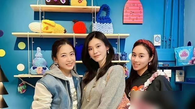 甘比和奚梦瑶同框，一个穿针织衫，一个拿爱马仕，居然在聊毛线。不是客套，是真聊。奚梦瑶私下迷织毛衣，一