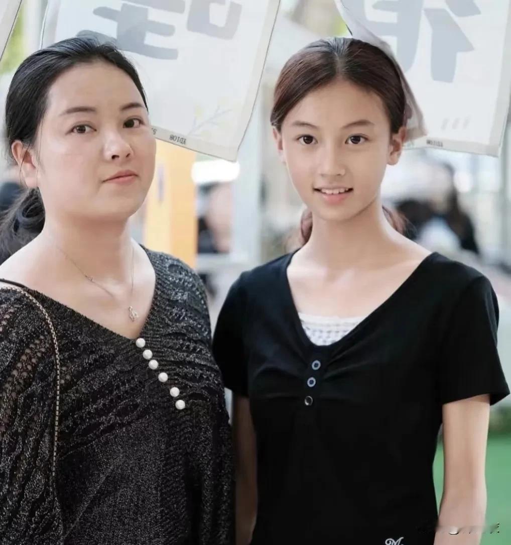 七七的妈妈为什么不讨网友们的喜欢，我觉得除了面相的原因，还有就是刚开始她的dy全