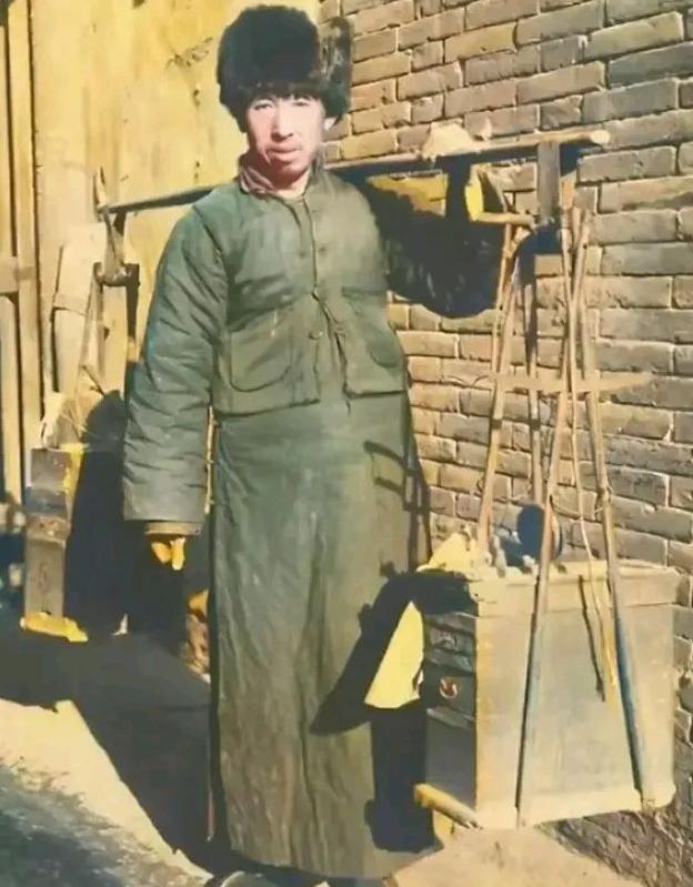 1941年1月，有个卖油郎问小孩：“村里住着多少八路军？”小孩表示只有七八个，得