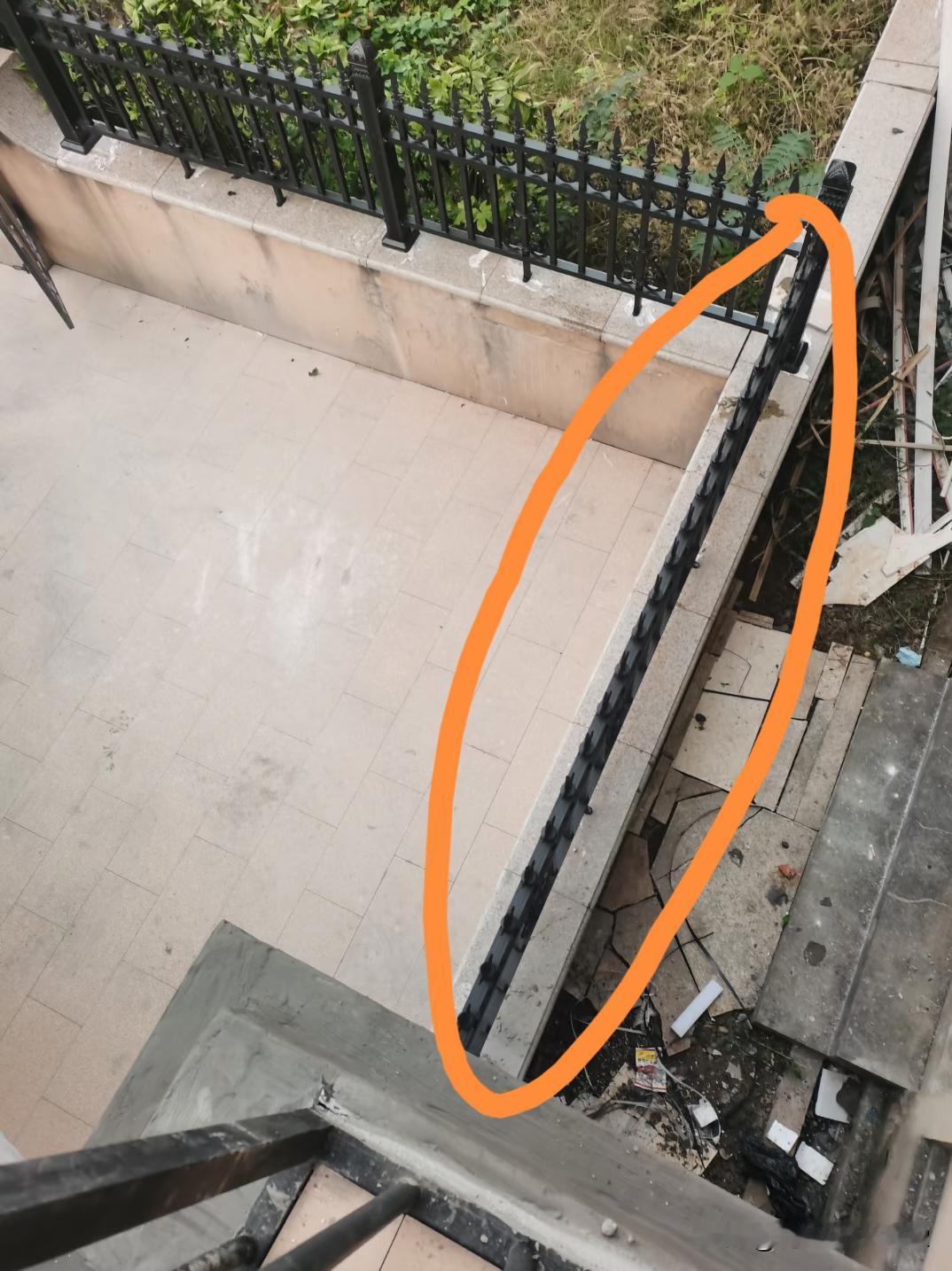 装修过程第2个邻里矛盾出现！共用的一堵墙，邻居不让装铁栅栏。当时近一个月前师傅