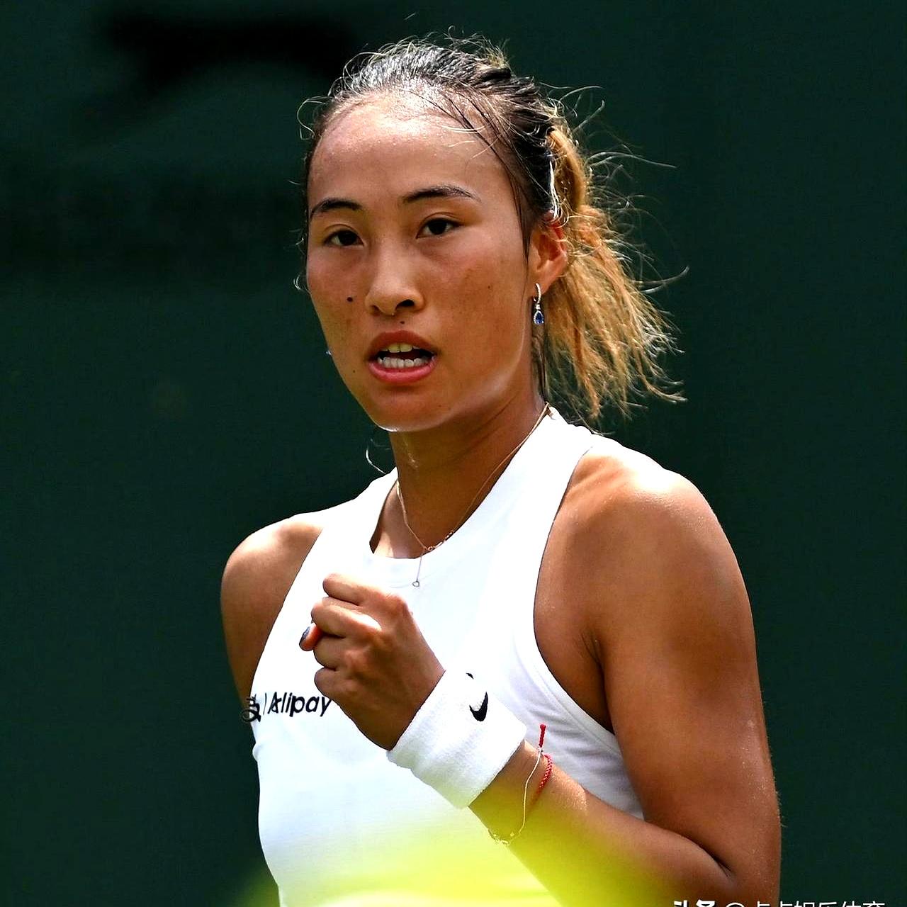 年终排名第15赛季看着她从2023年捧起生涯首冠，到2024年拿下奥运金