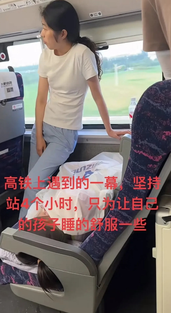 高铁上的一幕，不得不说，惊呆了啊。[大笑][大笑][大笑]
