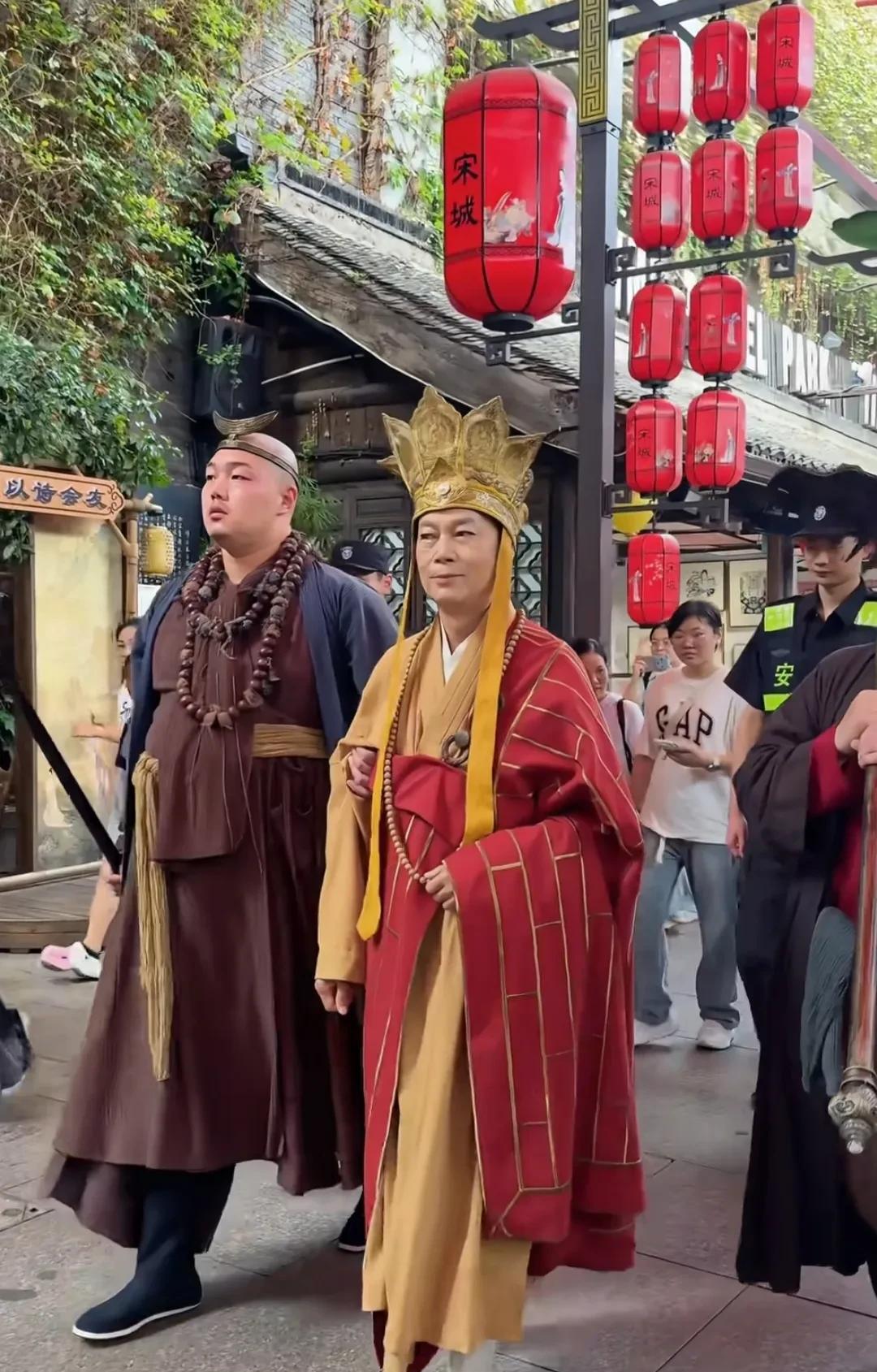 罗家英真的是不放过任何一个赚钱的机会啊，够拼的！80岁的罗家英现身杭州宋城，c