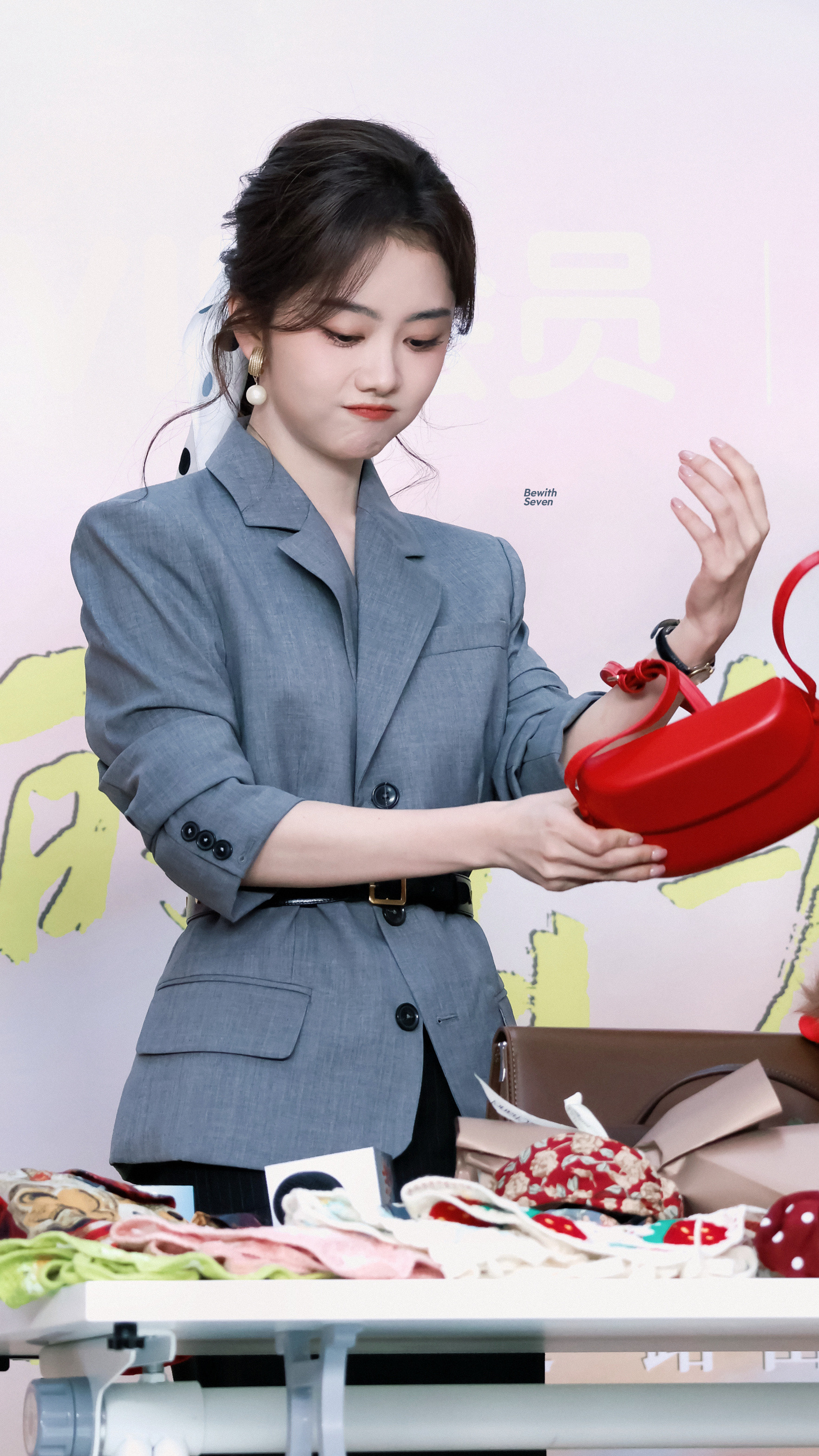 谭松韵利落西装邂逅温柔长裙，波点发带中和了职场的严肃，多了几分甜酷。