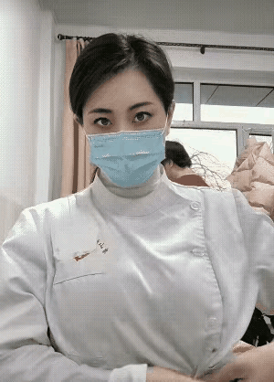 只有戴上口罩才能发挥这双眼睛的强大功能。不仅能看，还能无声地表达和传递。一旦