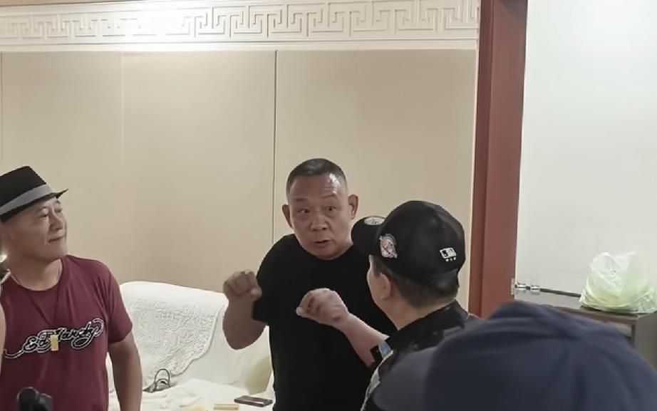 赵四和谢广坤这俩活宝，真就大老远从铁岭折腾到宜昌，就为找于东来当面谈直播带货，结