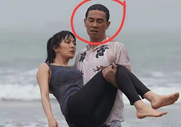 杨幂有多重啊？你看陈小春抱她好吃力的样子。