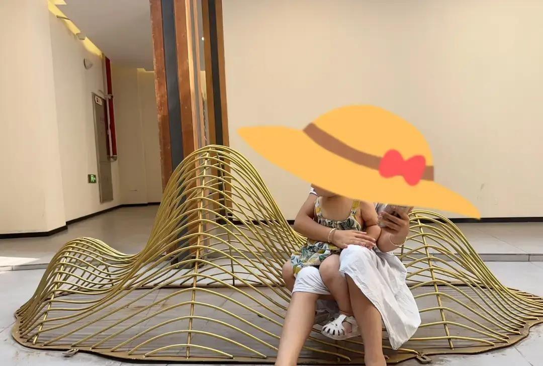 生了两个孩子，婆婆一天没帮忙带过。现在我们日子好过了，她开始往家里送菜送水果