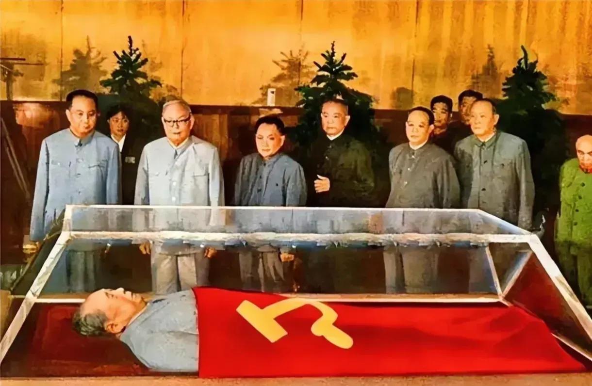 那年，华主席和中央领导同志再一次瞻仰毛主席遗容，表示一定要继承毛主席的遗志，把毛
