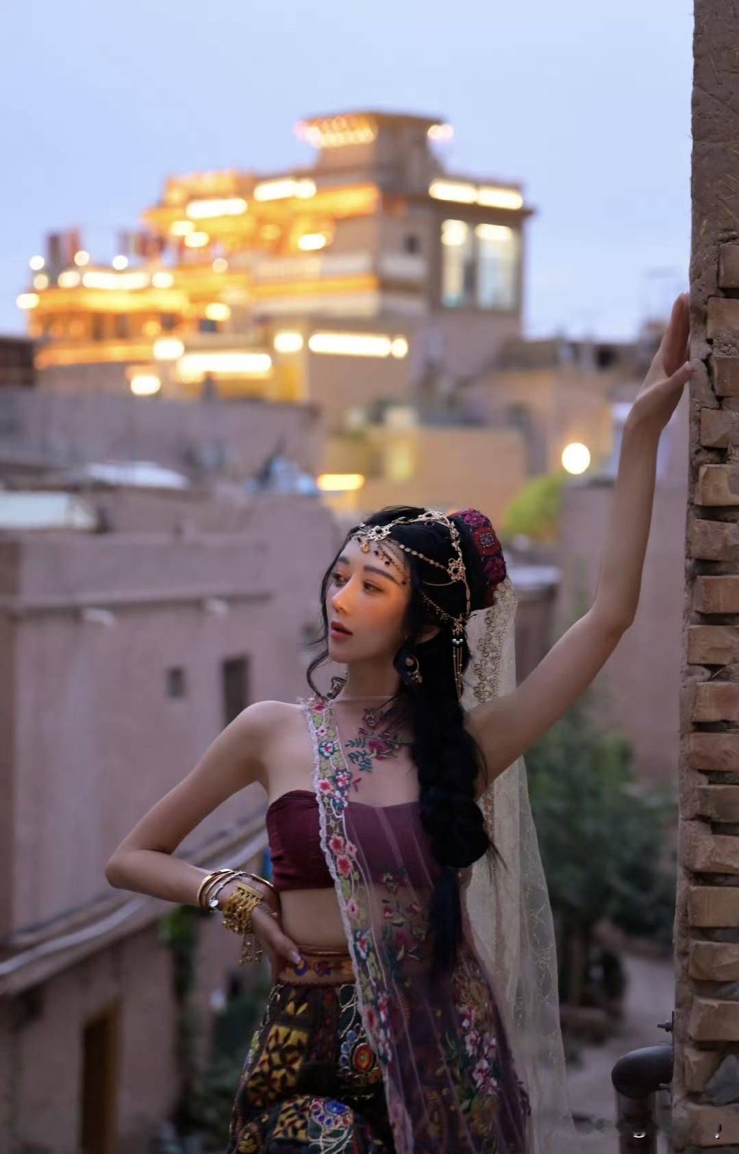 陈浩民老婆蒋丽莎在新疆喀什拍美照，这照片还有点新疆人的味道，就是她这脸变化太大，