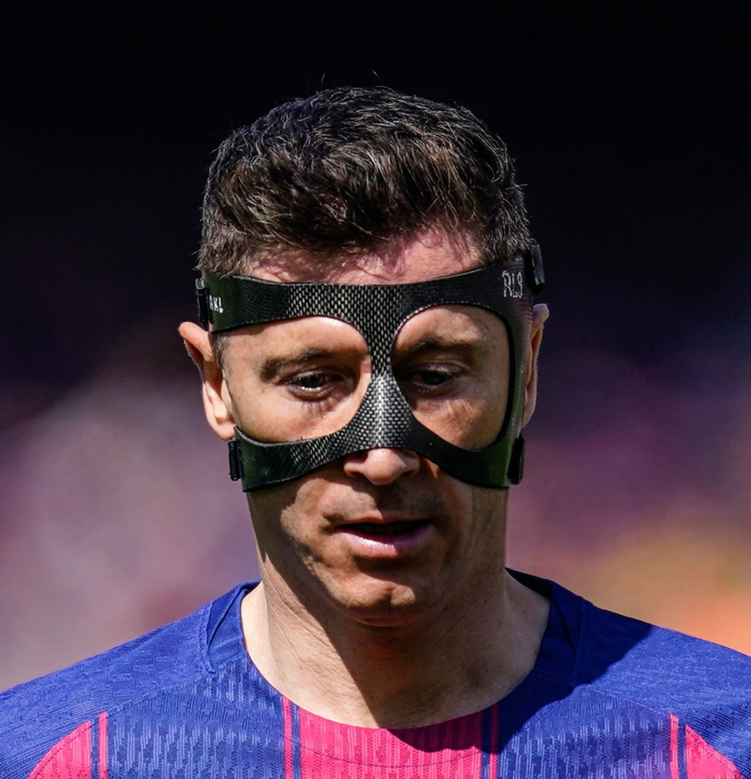 每体：巴塞罗那将为莱万多夫斯基提供续约合同：续约一年，减薪50%。目前尚不确定