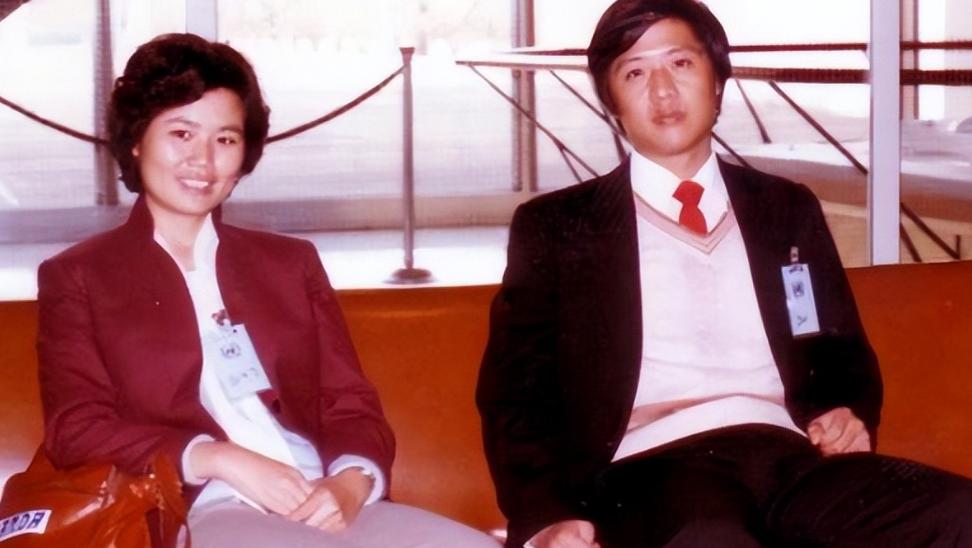 她曾经是14亿人每天傍晚都要“见”上一面的面孔，如今走在街上却可能没人认得出来—