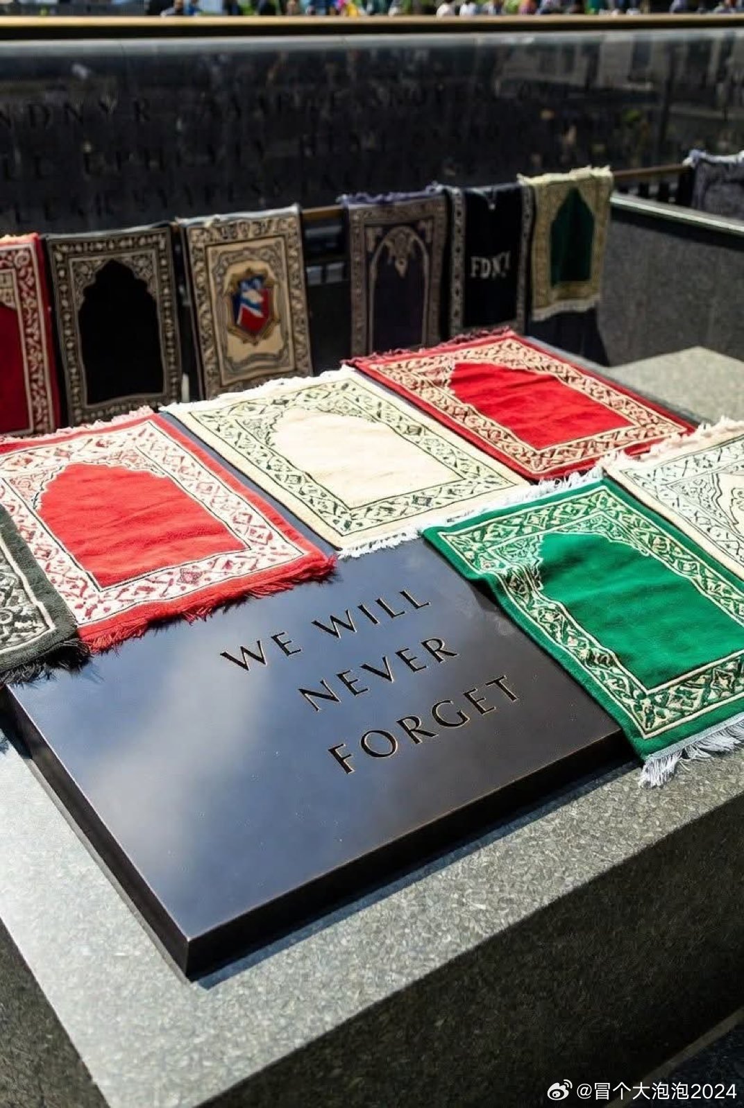 纽约市消防局总部遭到亵渎！数十条穆斯林祈祷毯被铺在纪念9/11事件中被伊斯兰极端