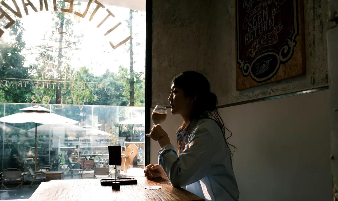 7月4日陈梦发出自己的美照，说实话退役国乒女运动员他算是资源最好的了。看看这一天