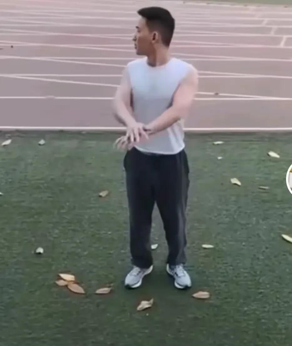 坚持自律的谢浩男。大妹和妈妈香港一日游，谢浩男在学校锻炼。战友阿坤和海军都曾公