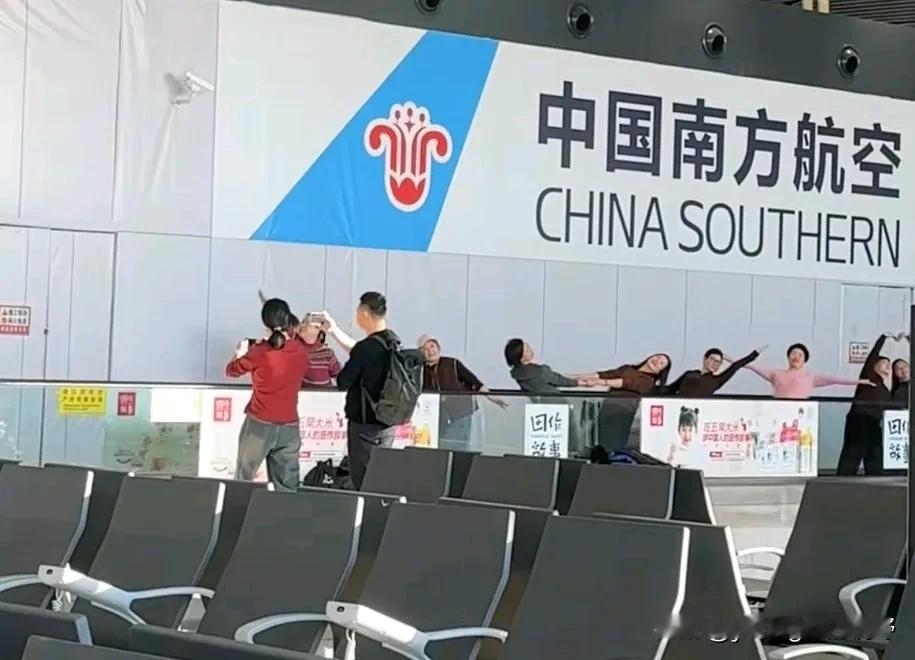 现在感觉生活最有滋有味就是这些刚退休没多久的大妈们了。每天最多的就是时间，然后报