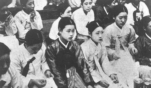 1940年，一个日本士兵在慰安所，正准备接受慰安妇的服务。可是，当他脱掉衣服后才
