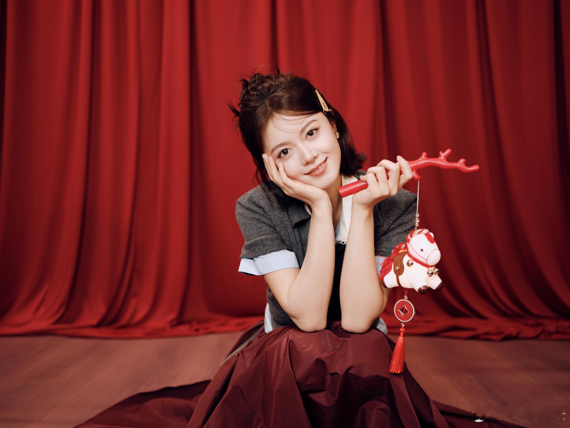 赵今麦除夕营业图麦麦给大家拜年啦好喜庆的麦麦