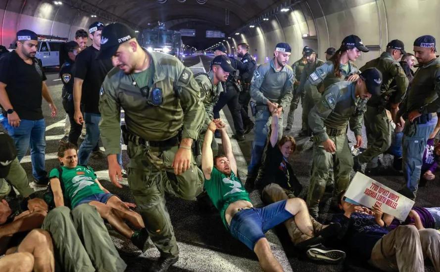 以色列有超百万民众走上街头，抗议要求结束加沙战争。以色列军警大规模抓人，不让以色