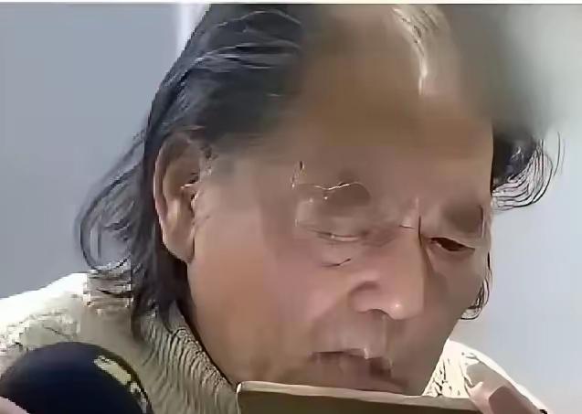 一男子变卖所有家产，跟着情人私奔，从此杳无音讯，留下妻子和三个幼子。30年后，男