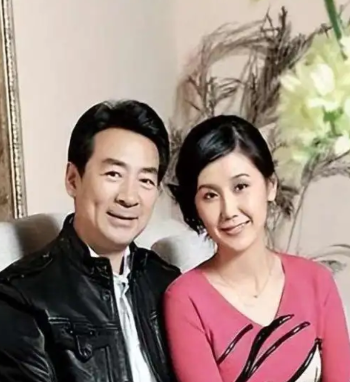 2003年，49岁的寇振海向演员李婷表白，李婷拒绝的说：寇老师，你比我大21岁，