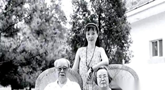 一屋子的大领导陪着吃饭呢，满桌子的土家腊肉正冒着热气。女主人突然指着旁边一个满