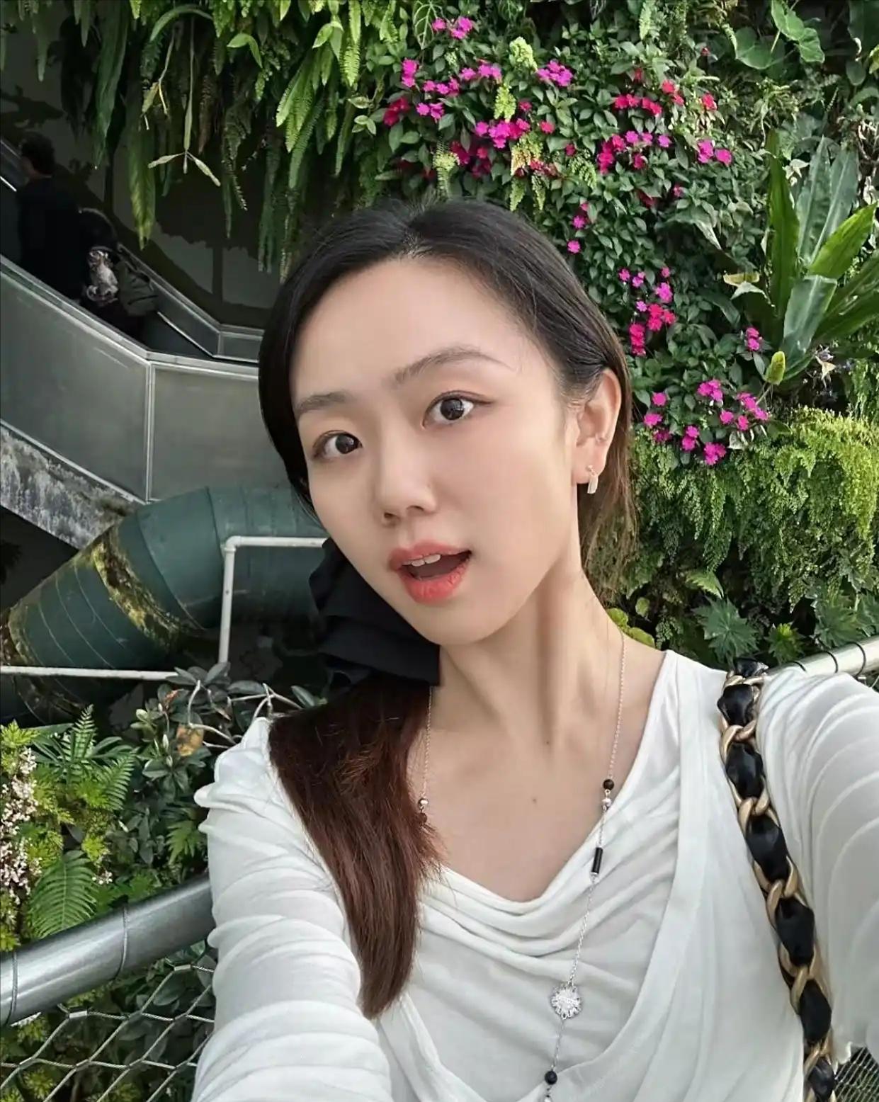 许嵩的小娇妻原来这么厉害！她可不是什么单纯的“恋爱脑。”冯禧26岁，土生土长