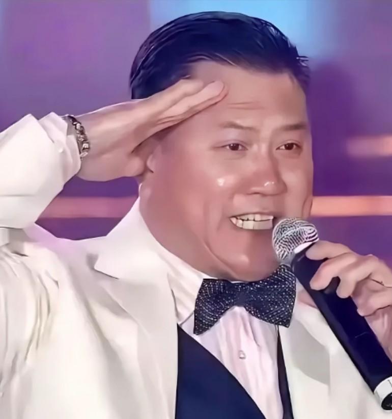 68岁万梓良台上腿抖得像筛糠额头豆大的汗，下台就扎针测血糖，17年匿名捐款，直到