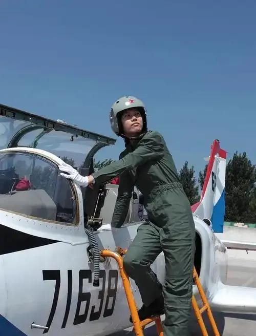 飞行员下地开车会不会觉得很慢？有个退役飞行员说，他之前开轰六，退役后开车在高速上