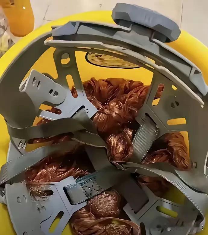 男子因偷拿库房废铜线头被开除。男子是厂里电工，他发现库房有很多废弃的铜线头没用了