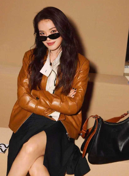 大嘴美女舒淇最近亮相FILA米兰大秀棕色皮衣穿搭美翻了果然，穿皮衣的女人是最